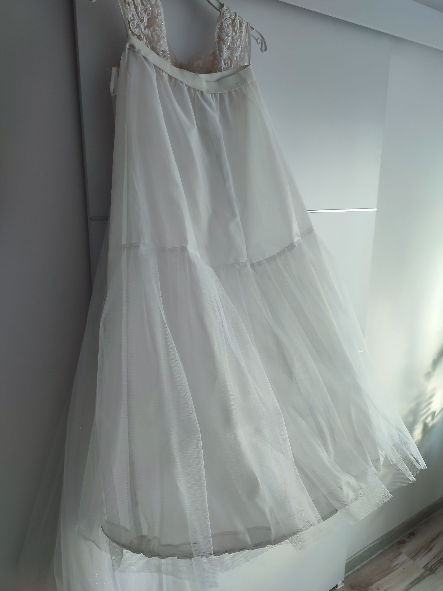 Suknia ślubna śnieżno-biała