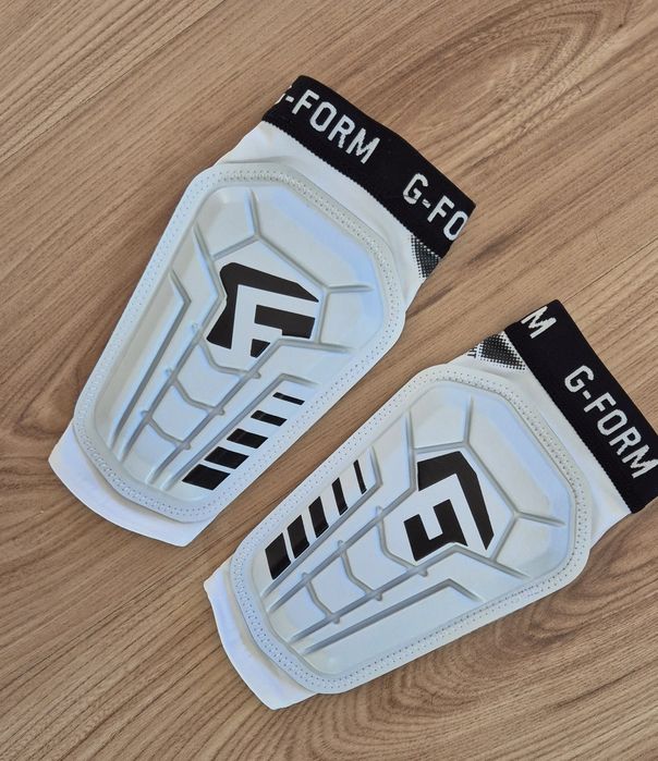 Para ochraniaczy sportowych (piszczeli) dla chłopca