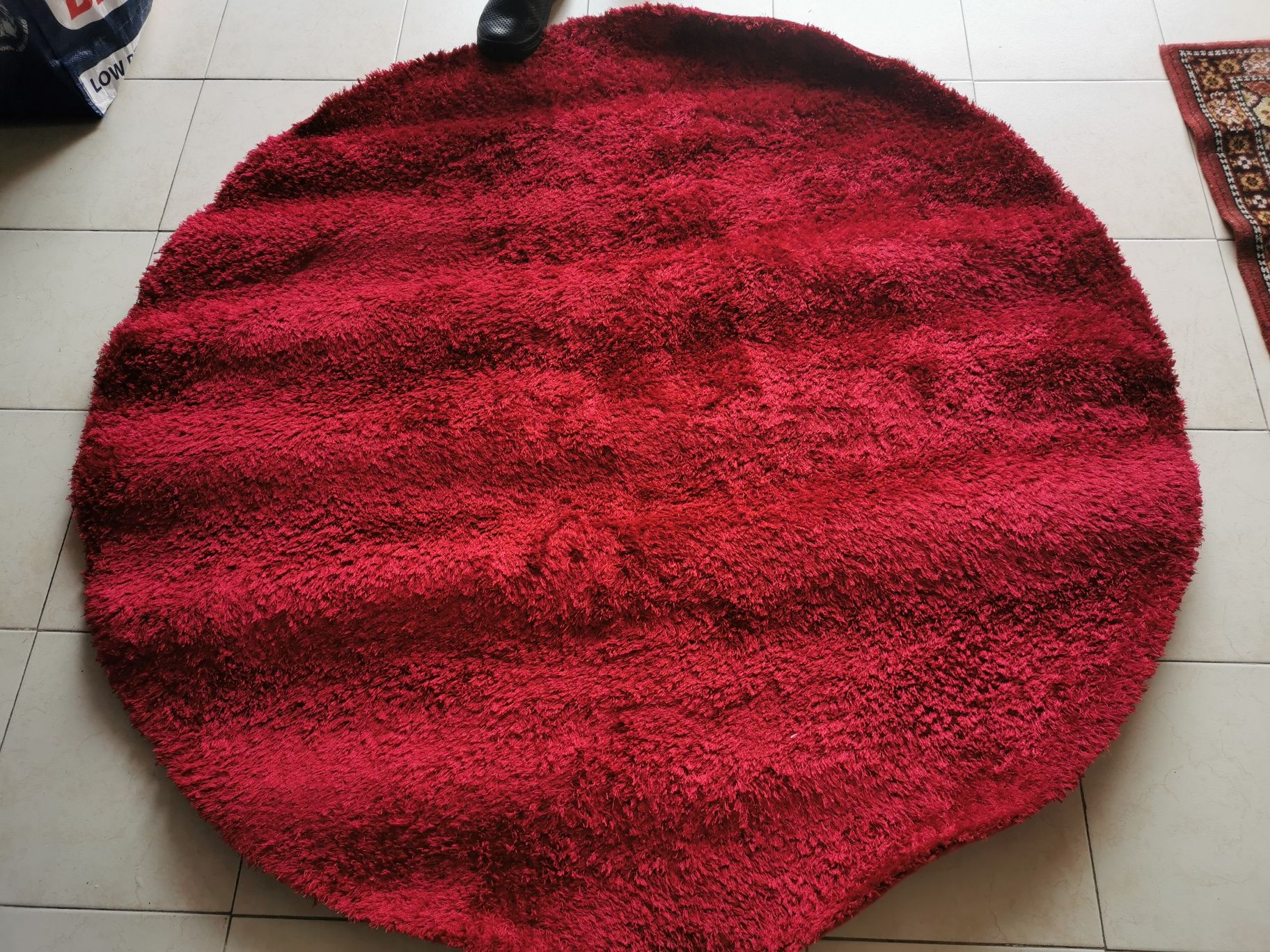 Carpete oval de côr vermelha