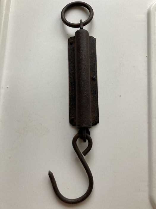 Três balanças de mola, muito antigas