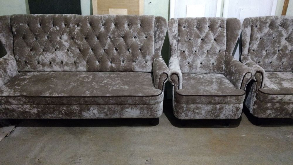 Комплект м'якої меблі для дому або офісу.