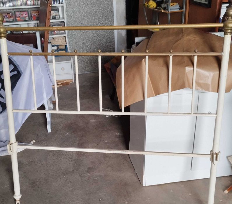 Cama de ferro antiga