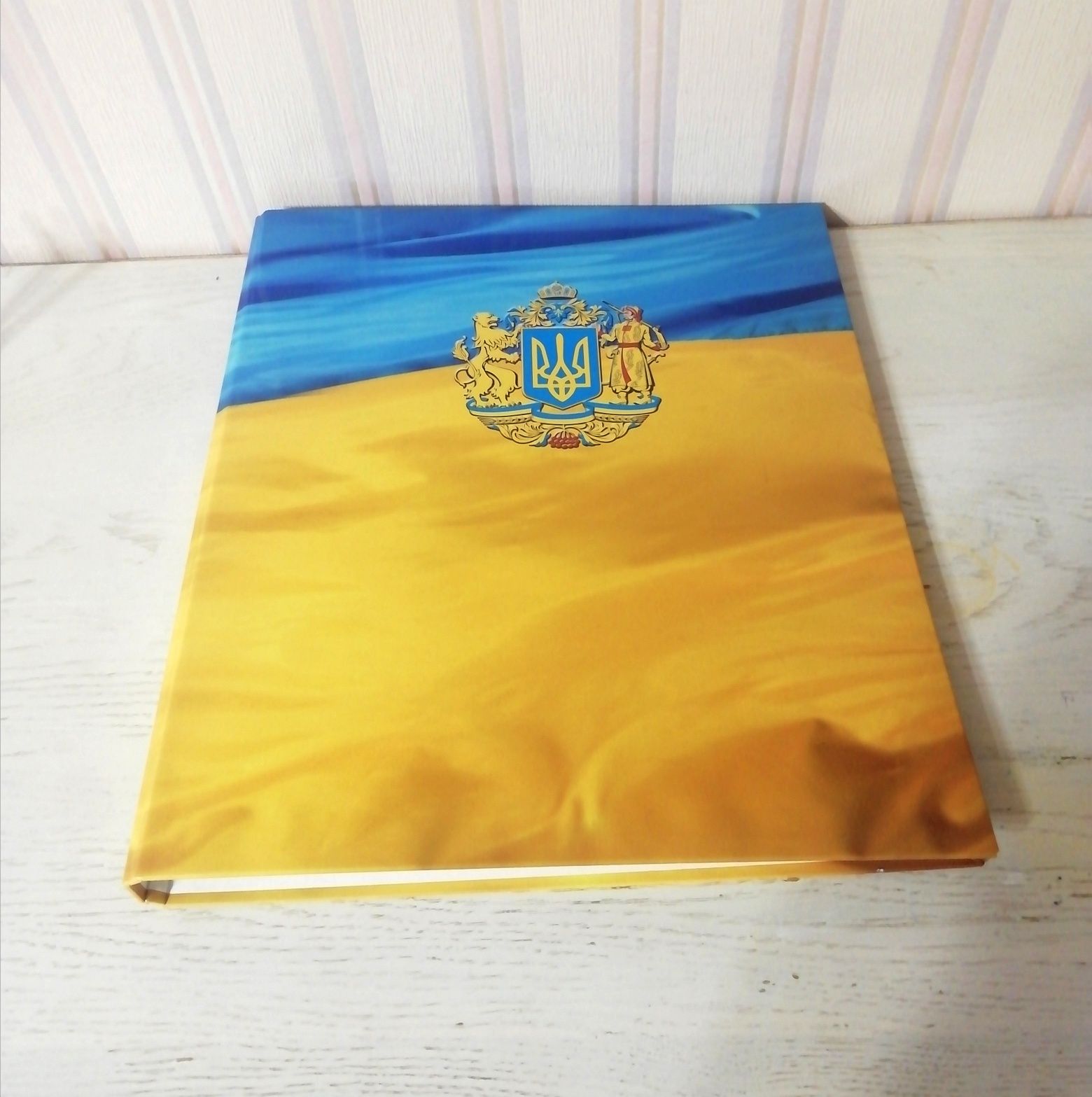 Папка для бумаг з символікоюА4