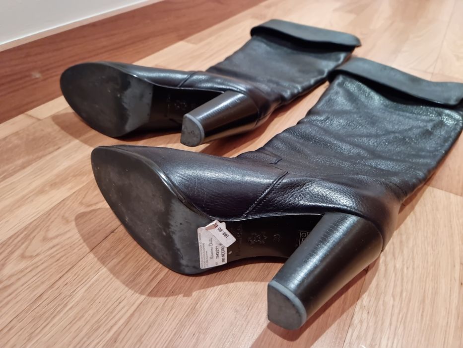 Botas de pele. Pretas. Massimo Dutti. Tamanho 39. Muito pouco usadas.