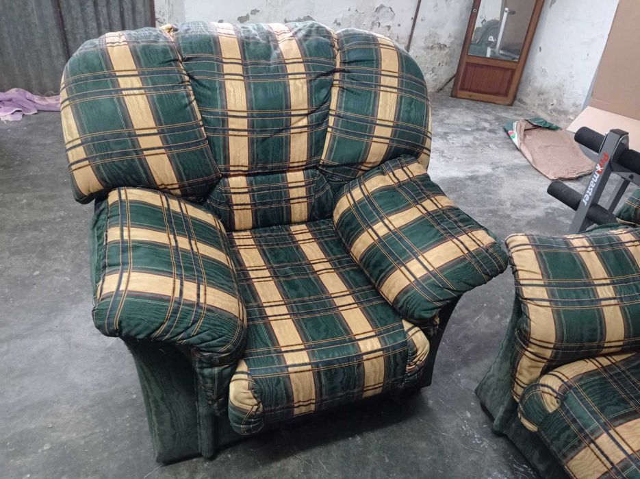 Conjunto Mesa e Sofas