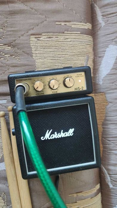 Електрогітара Ephiphone + підсилювач Marshall + гітарні дрібниці