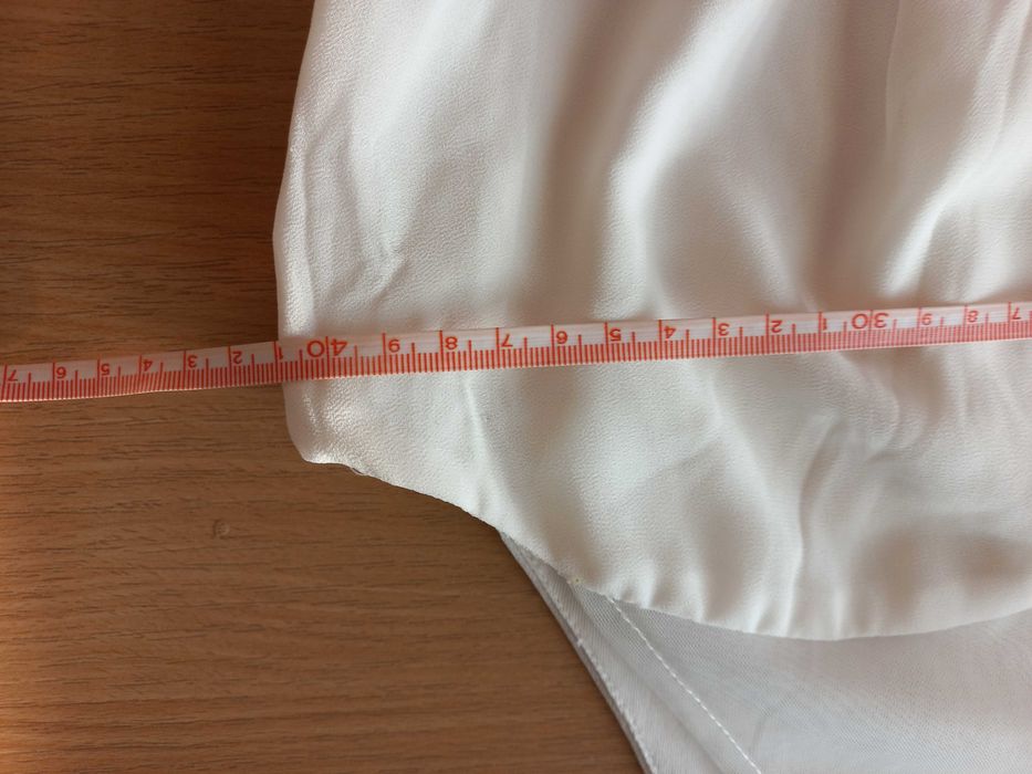 Sukienka biała z ozdobnym paseczkiem