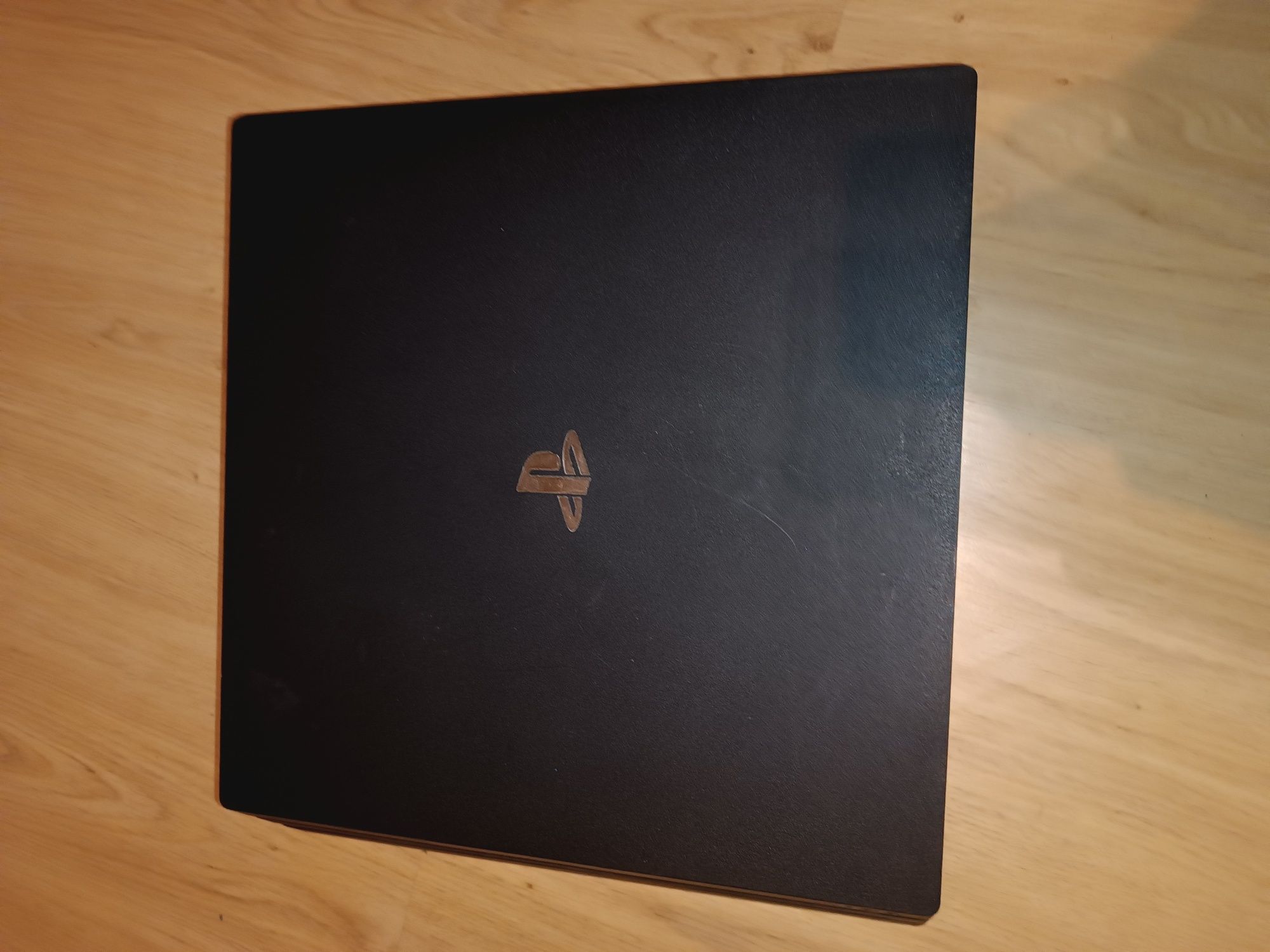 PS4 Pro 1TB + pad + 7 gier (Spider-Man, Minecraft, Crash, Uncharted