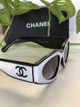 Okulary przeciwsłoneczne w stylu Chanel.