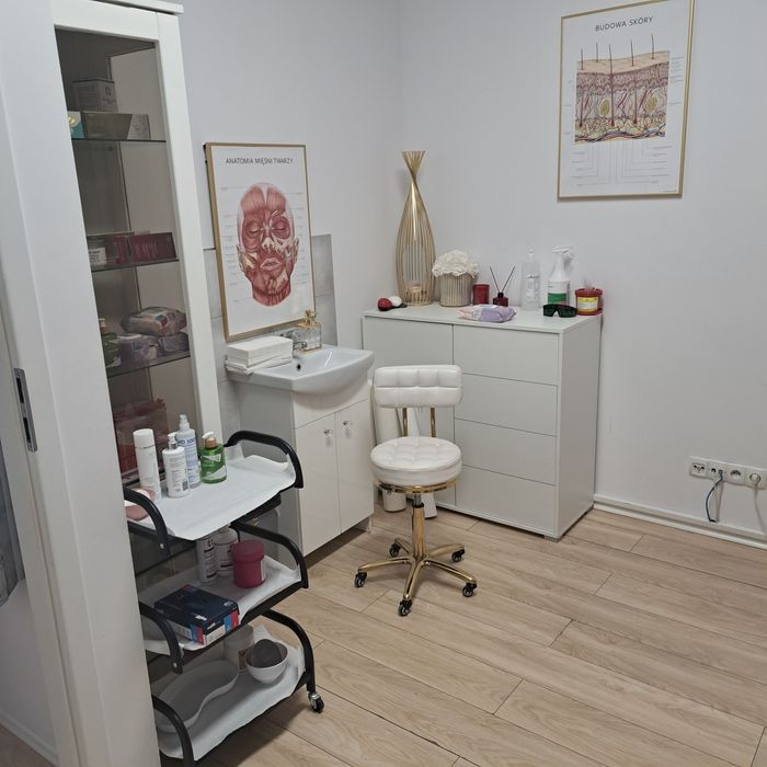 Podnajme stanowisko do manicure .SZCZEPIN