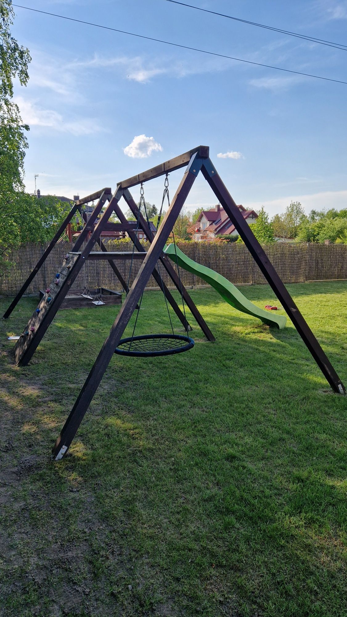 Plac zabaw, huśtawki, zjeżdzalnia, bocianie gniazdo