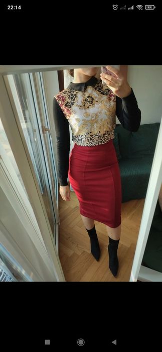 Sweterkowy top z kołnierzykiem z printem panterka złote ornamenty