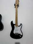 guitarra eléctrica Fender Squier Stratocaster + amplificador Marshall
