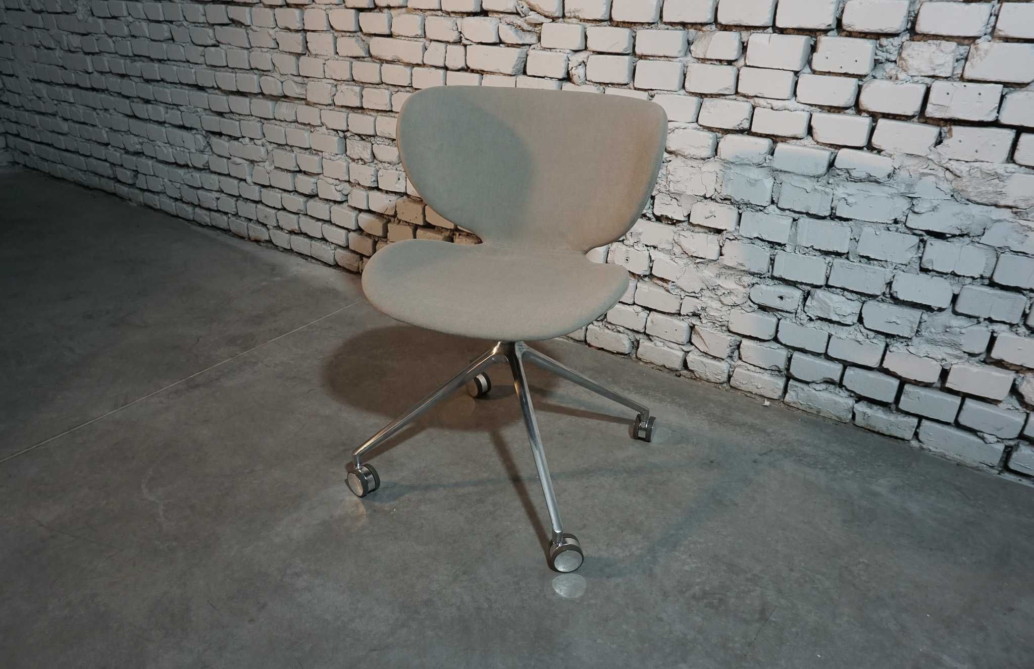 Krzesło BoConcept Hamilton na obrotowej nodze z kółkami
