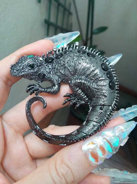 Pregadeira / broche/ alfinete - Iguana em prateado cor gunblack