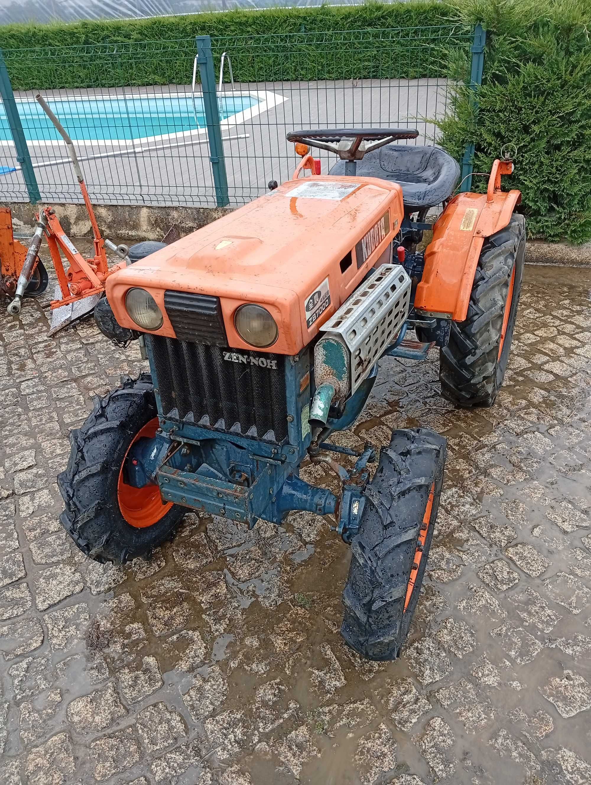 Kubota B7000 com alfaias