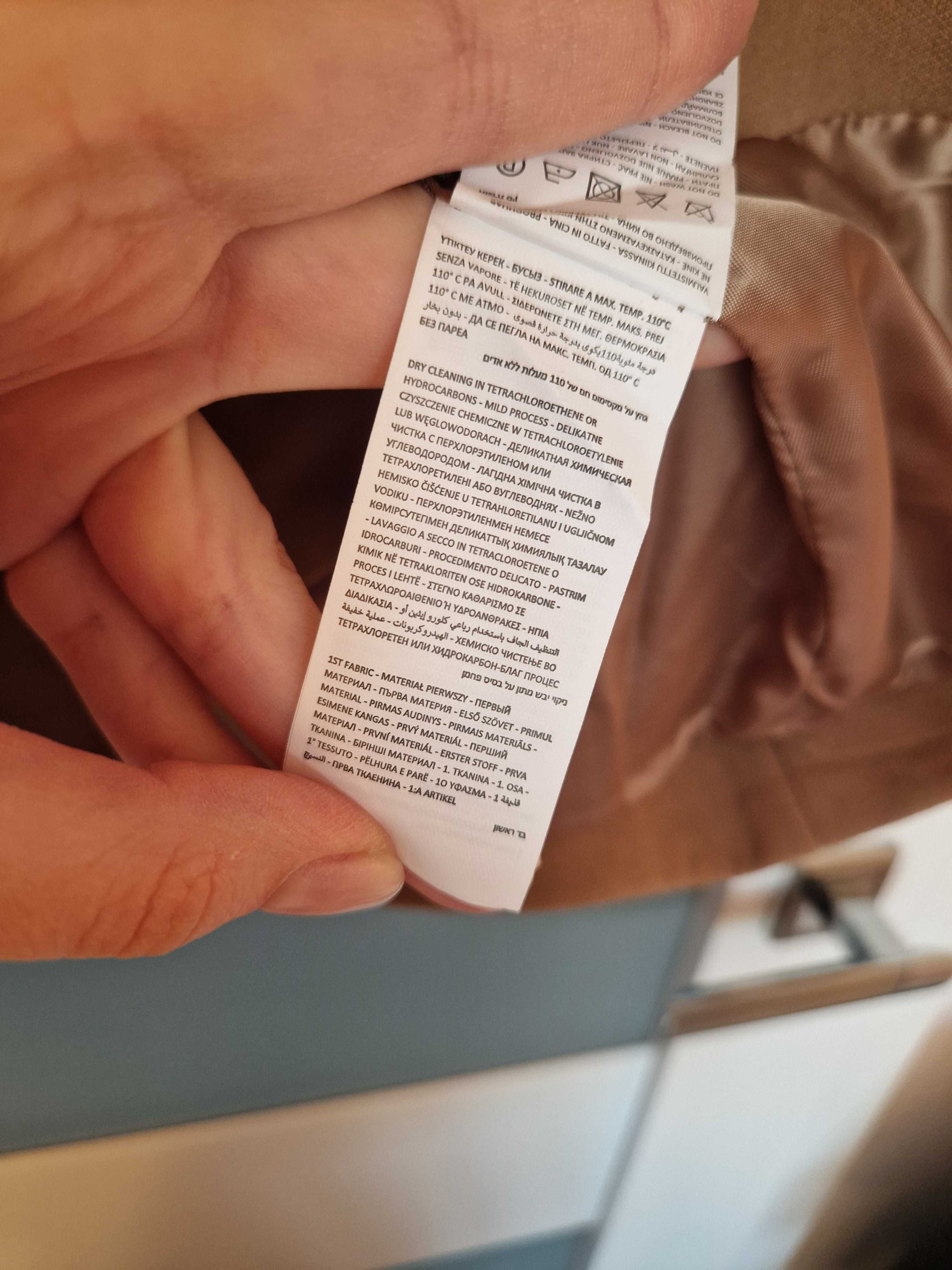 Marynarka z ozdobnymi guzikami camel Reserved