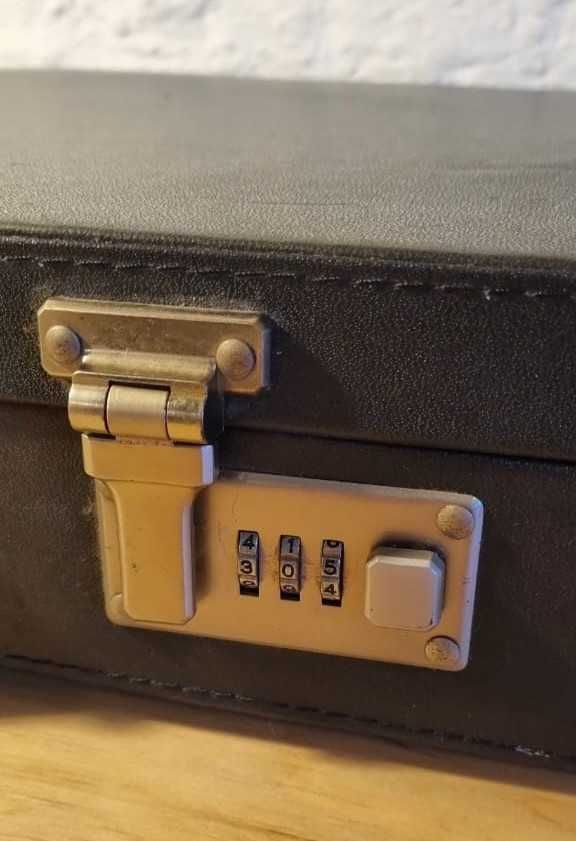 Czarna walizka neseser sztywna zamykana na szyfr 45x32x9cm