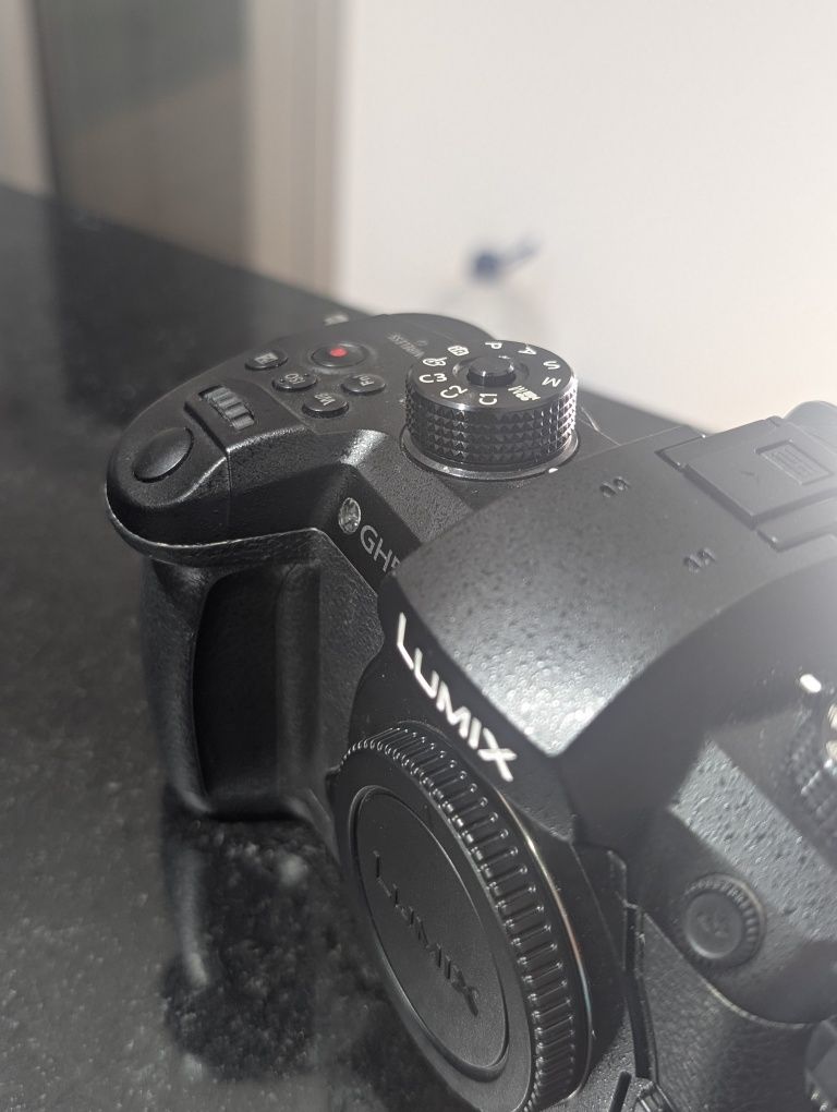 Panasonic Lumix GH5 + Lumix 12-35mm f/2.8 II + 35-100mm f/2.8 II