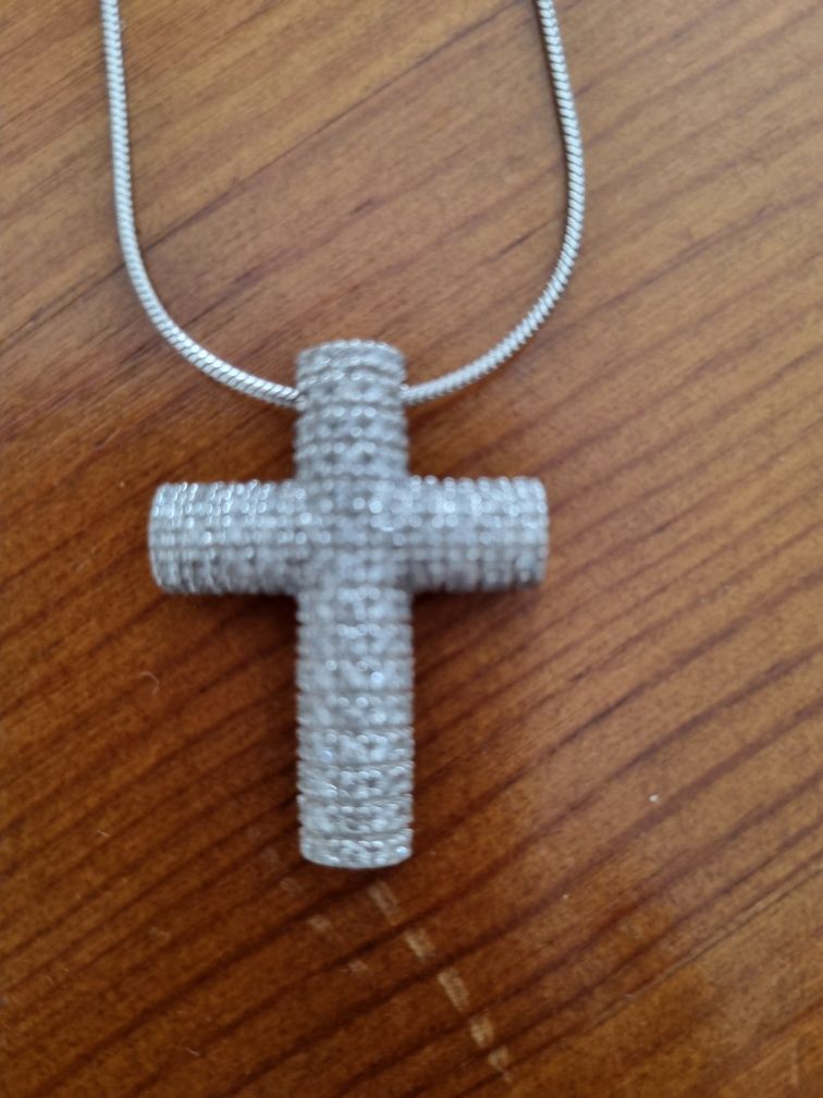 Cruz com fio com 145 diamantes ouro peso 15 grs