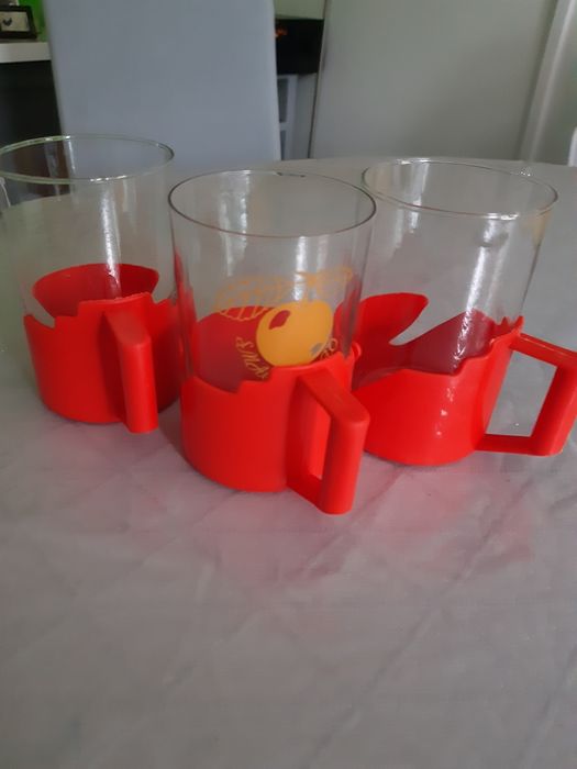 Szklanki z uchtwytami plast. Czasy PRL. 3 szt.