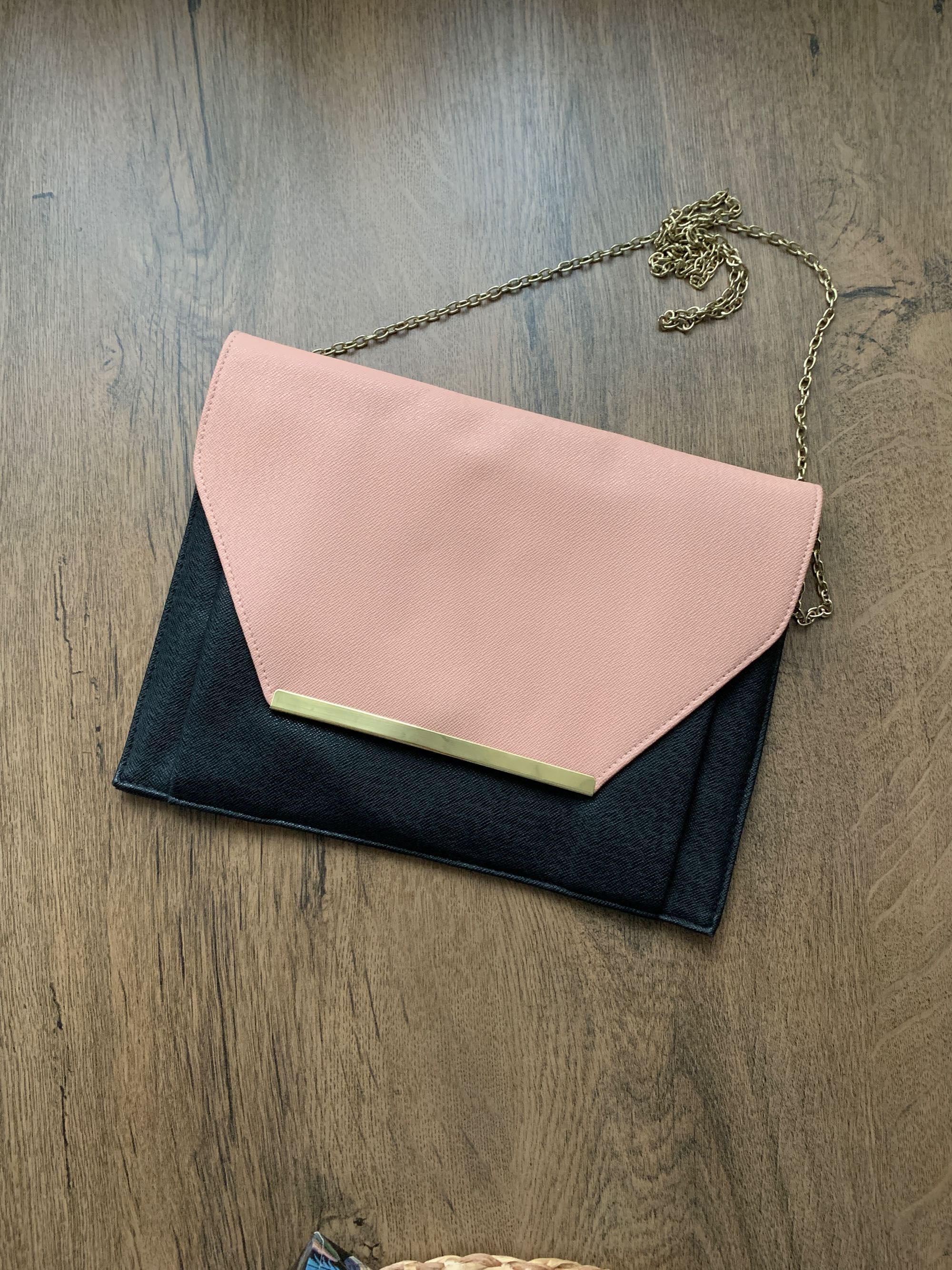 Czarno-różowa kopertówka torebka na długim pasku
