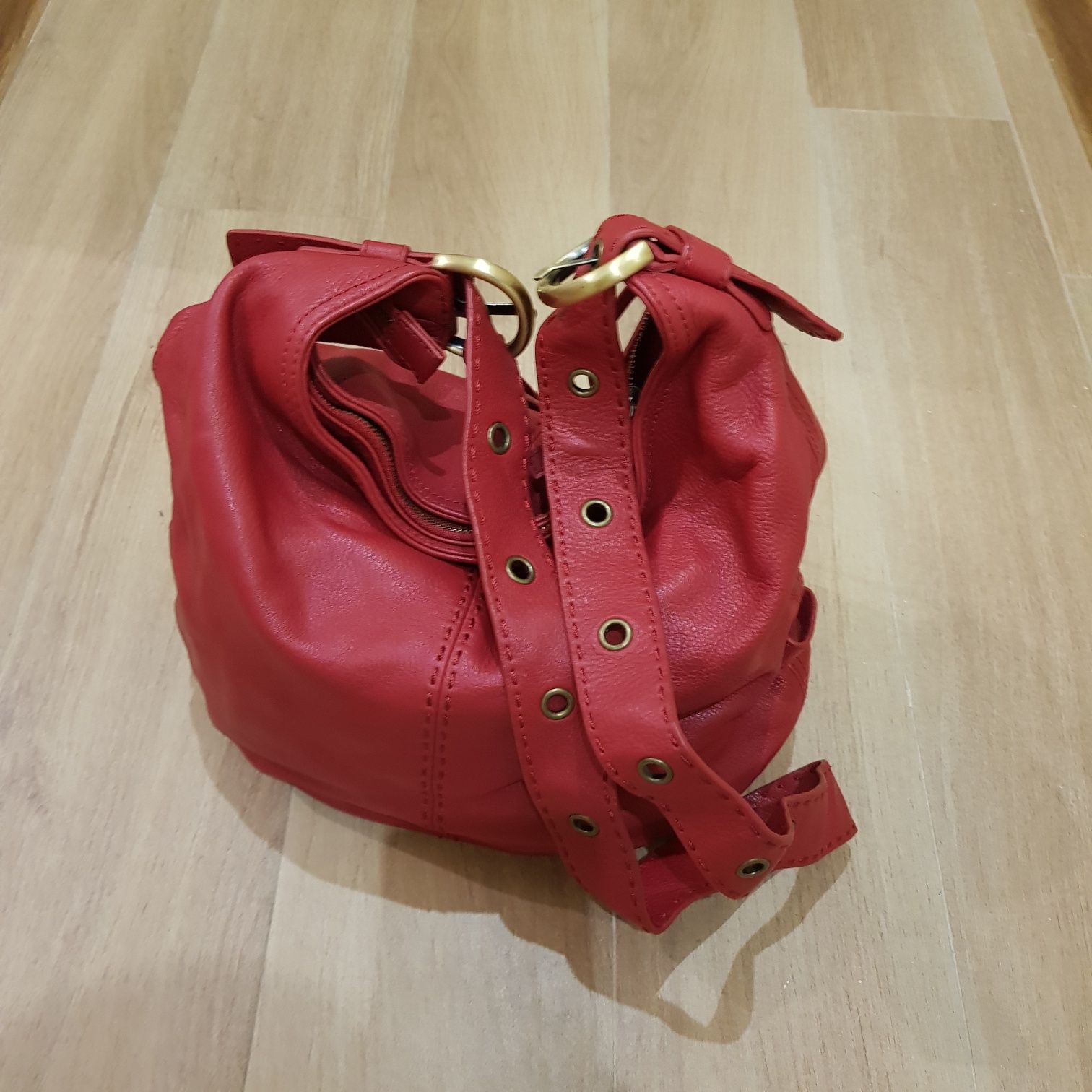 Продается красная женская сумка.