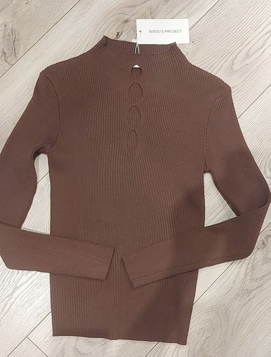 Efektowny brązowy golfik z wycięciem przy dekolcie wiskoza