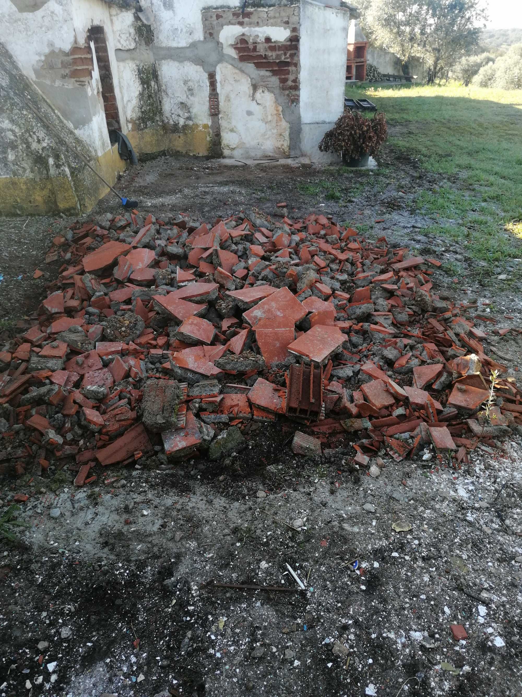 Carrego entulho em sua obra