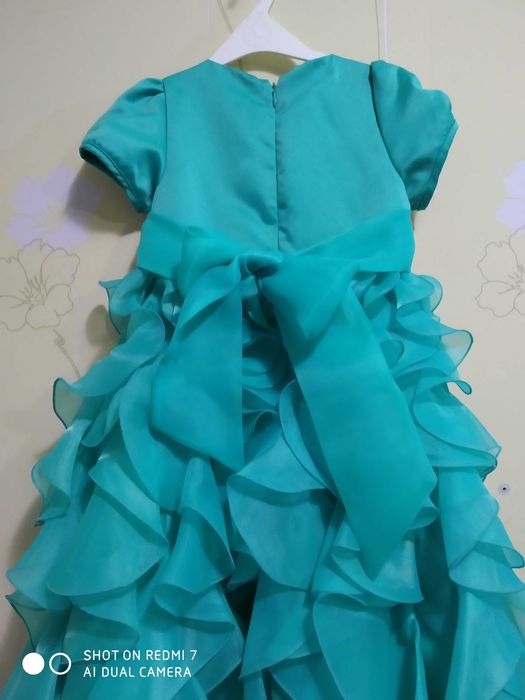 Нарядное платье р.98 зеленое на хлопковой подкладке