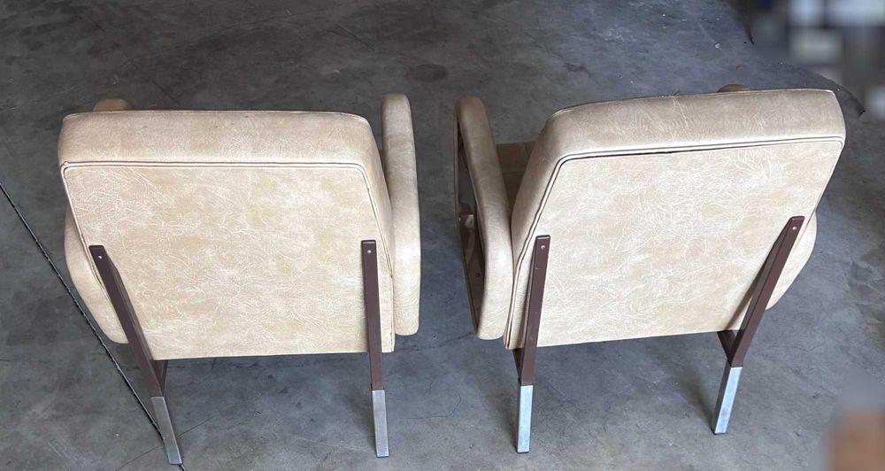 Cadeirões de pele em bege - Qtd. 2 Und.
