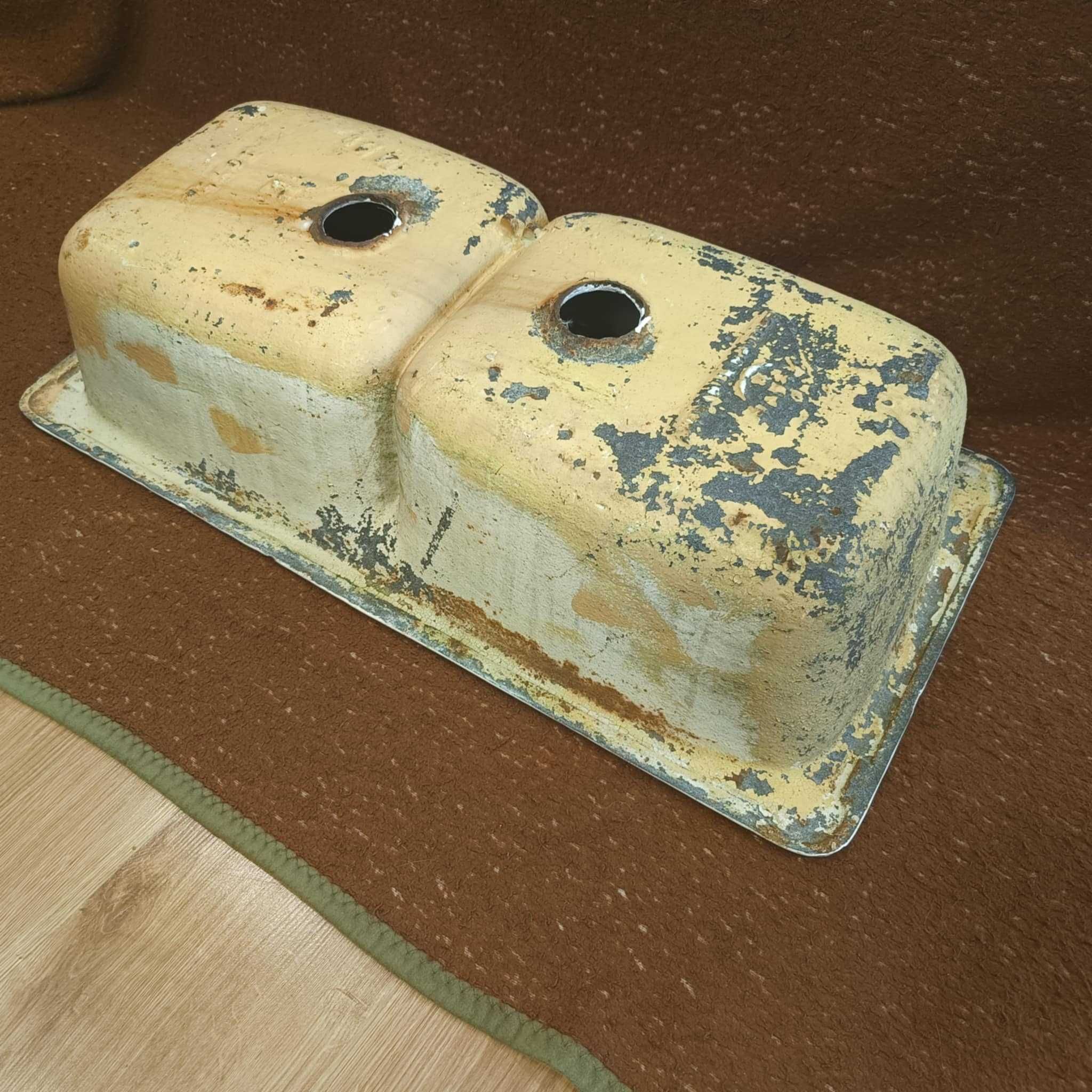 Podwójny żeliwny zlewozmywak z 1977 r