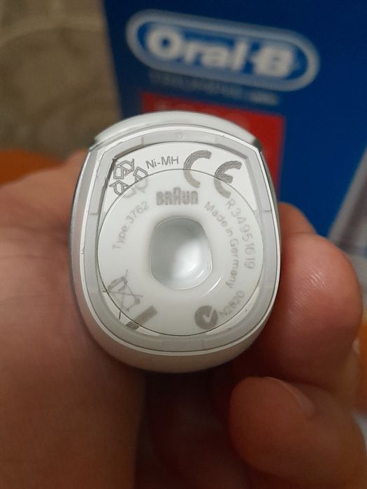 Продам электрическая зубная щетка Oral-B