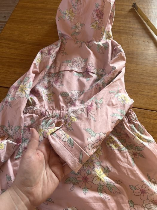 Гарна ветровка для дівчинки