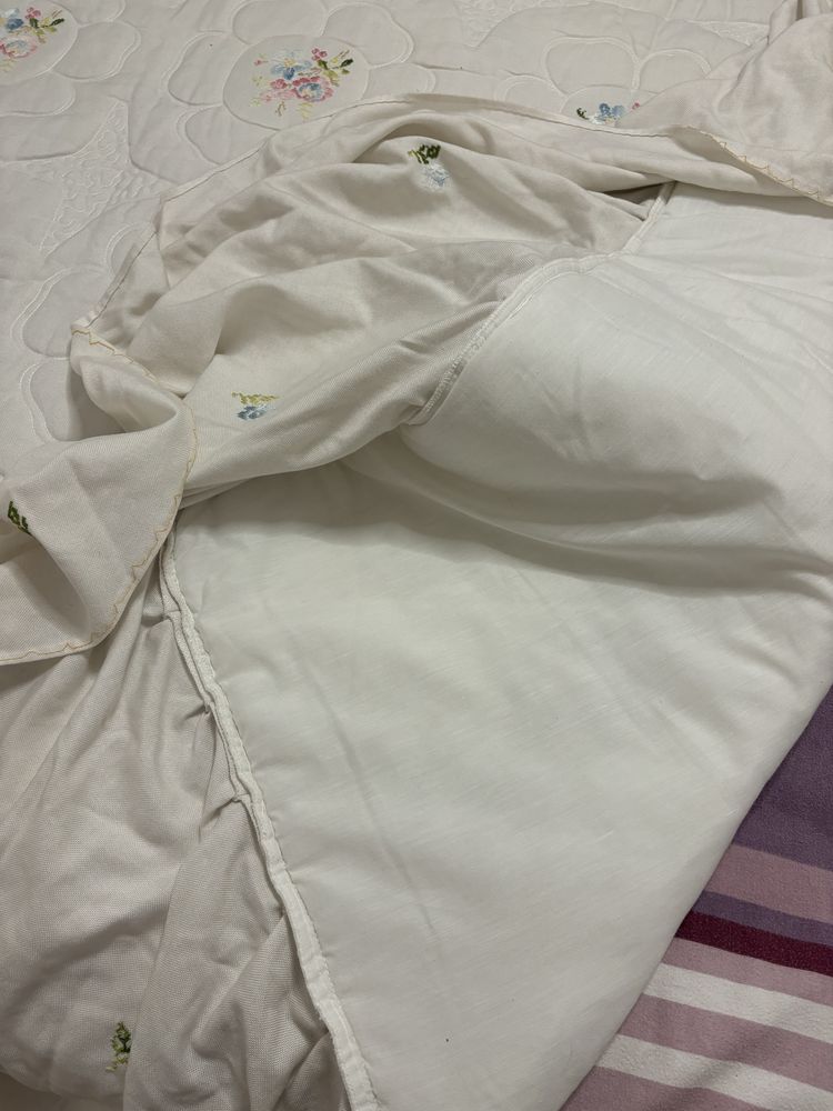 Colcha bordado manual com 107x190 + 42 cm de folho