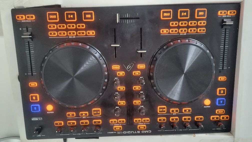 Consola de DJ Behringer CMD Studio 4A, funciona. Usei durante um tempo
