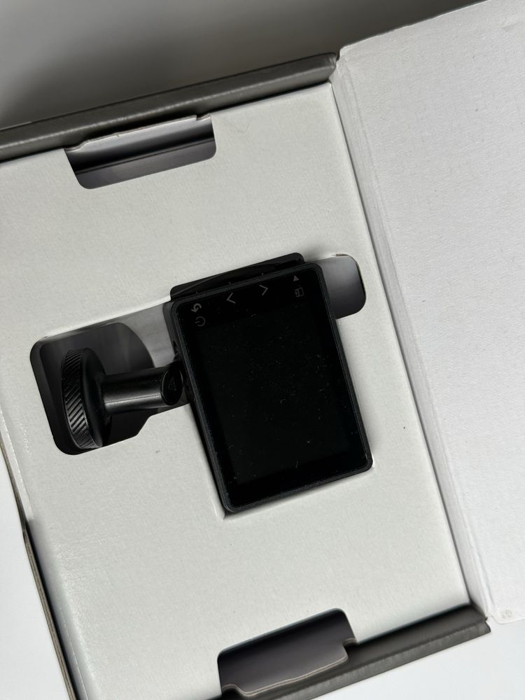 Відеореєстратор Garmin Dash Cam 67W