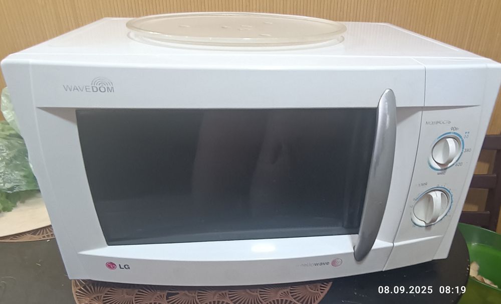 Микроволновка LG MS 2324B