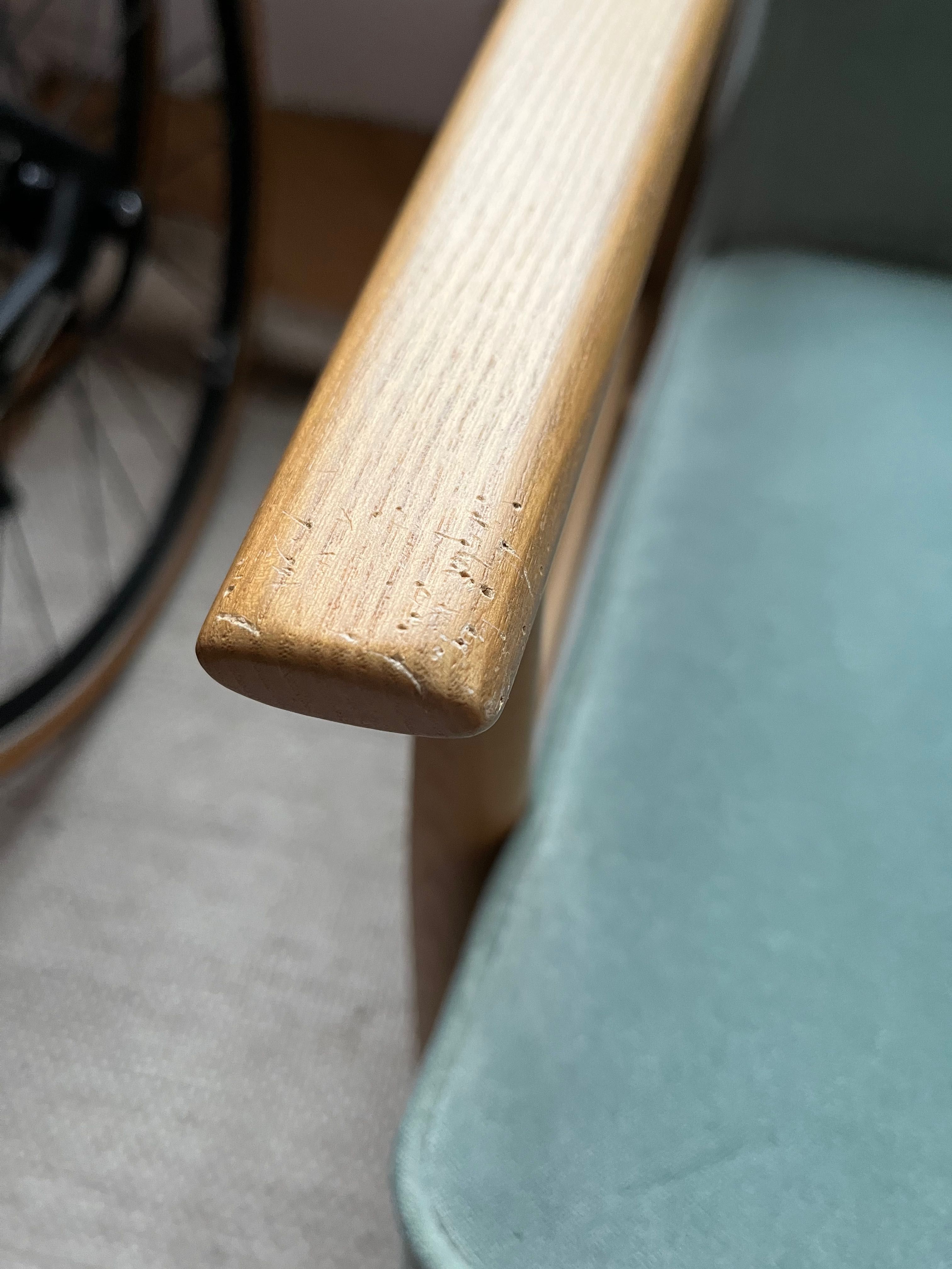 Welurowa sofa 366 concept, drewniane nogi
