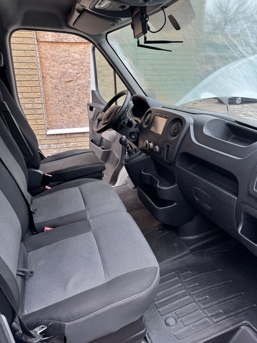 Продается RENAULT MASTER 2017 года.