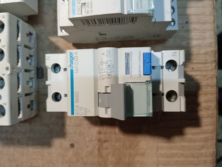 Автоматичні вимикачі, автоматика