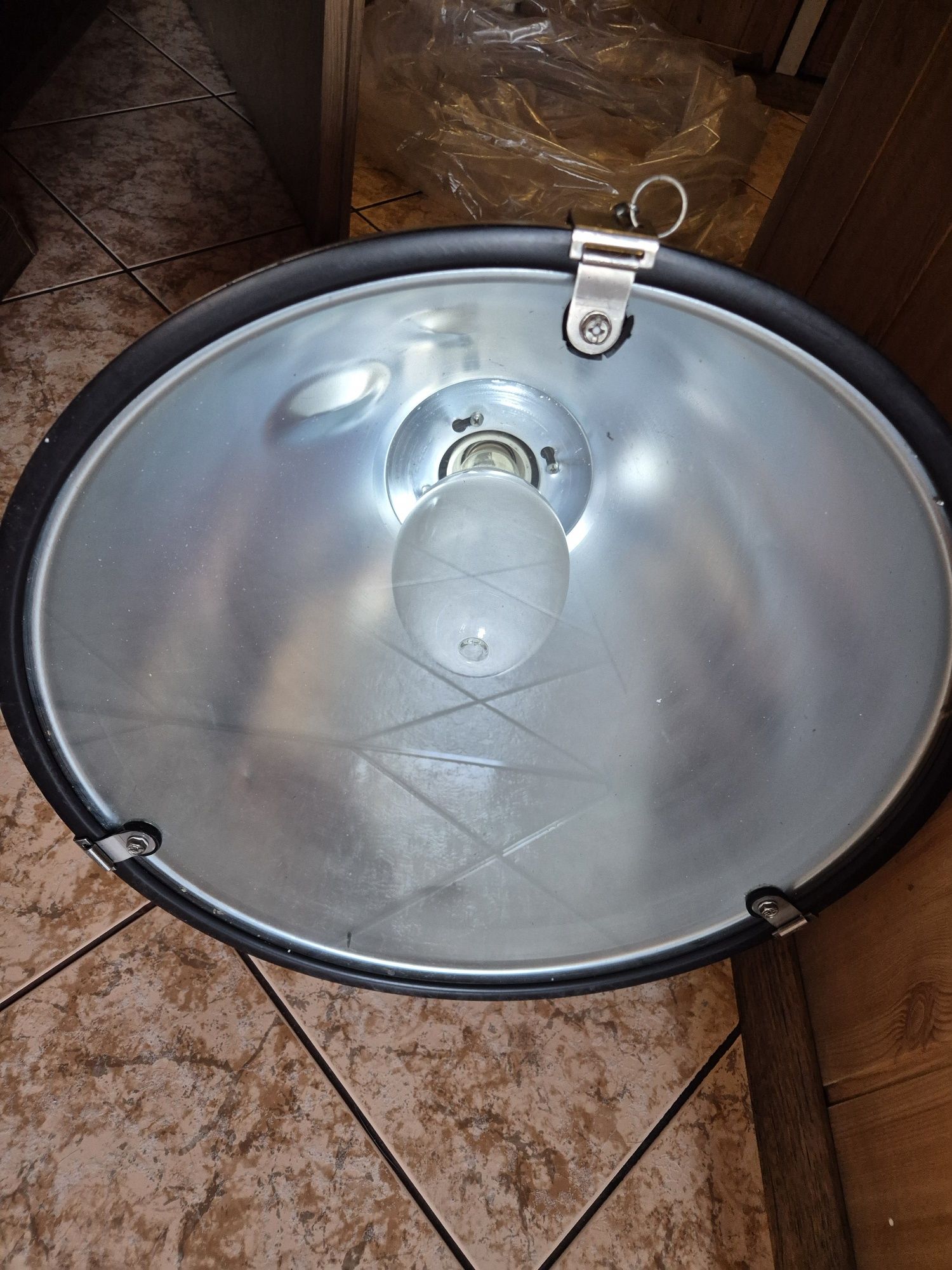 Lampa przemysłowa z żarówką, 100% sprawna, duża
