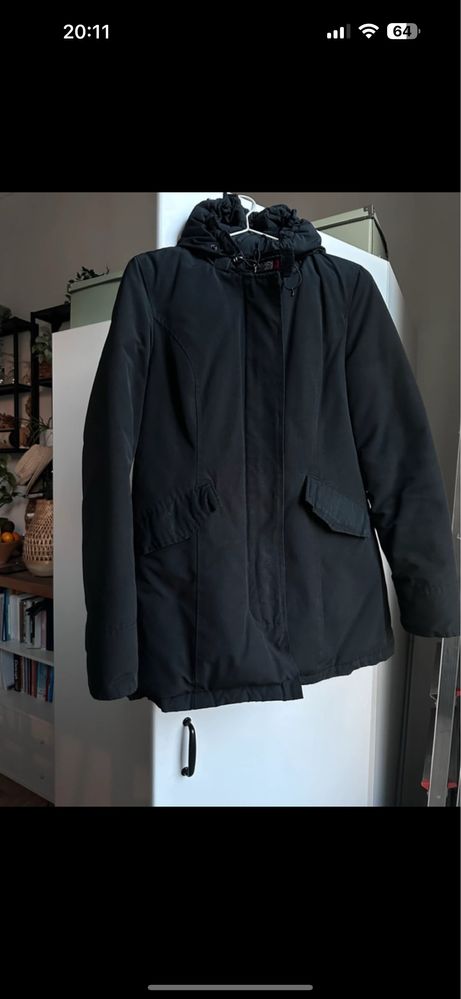 Czarna ocieplana kurtka Woolrich