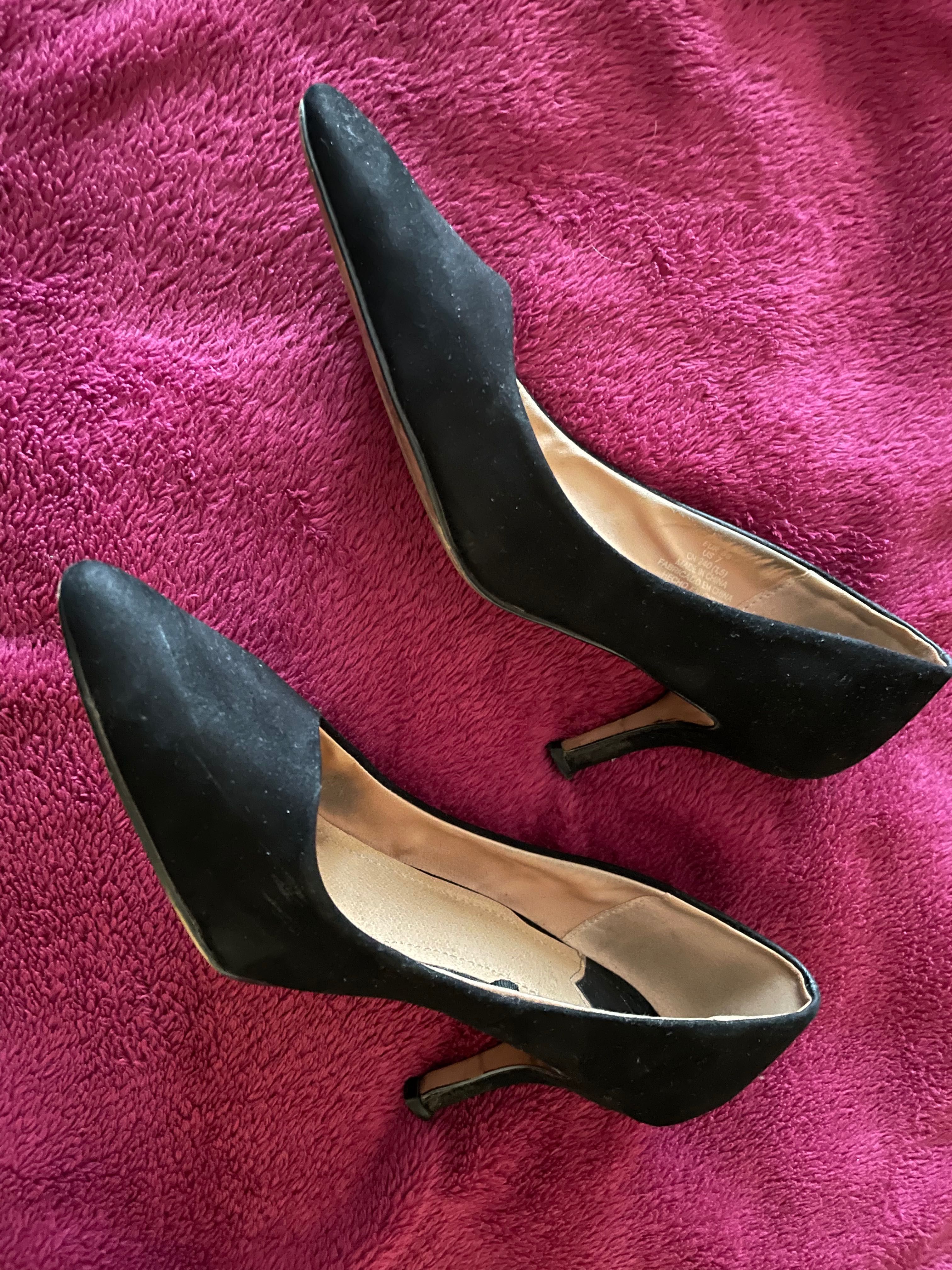 H&M czarne zamszowe szpilki obcasy koturny buty na obcasie zamsz
