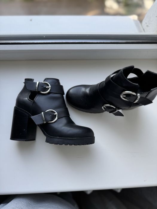 Ботінки ботільйони чорні із пряжками Pull & Bear 37 розмір