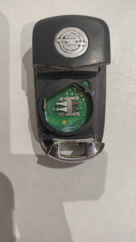 Obudowa do pilota wraz z elektroniką do samochodów marki Opel