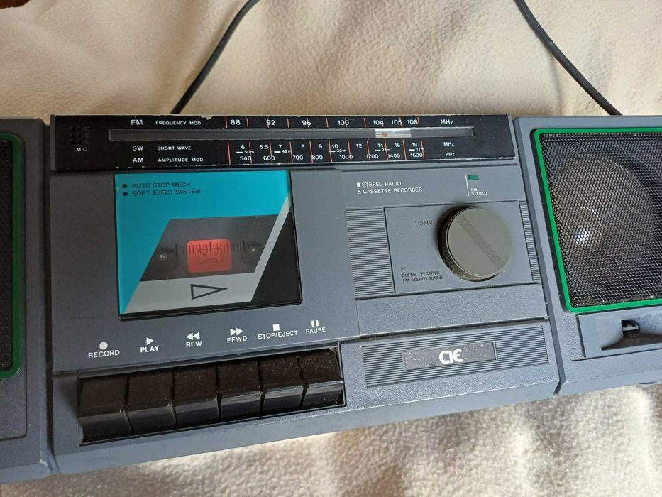 Radio pequeno com leitor de cassetes