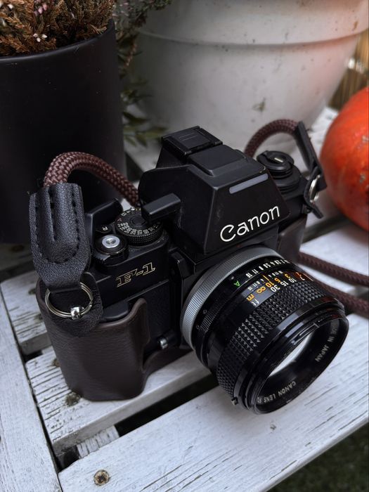 Canon F1 NEW+ obiektyw i skórzany pokrowiec