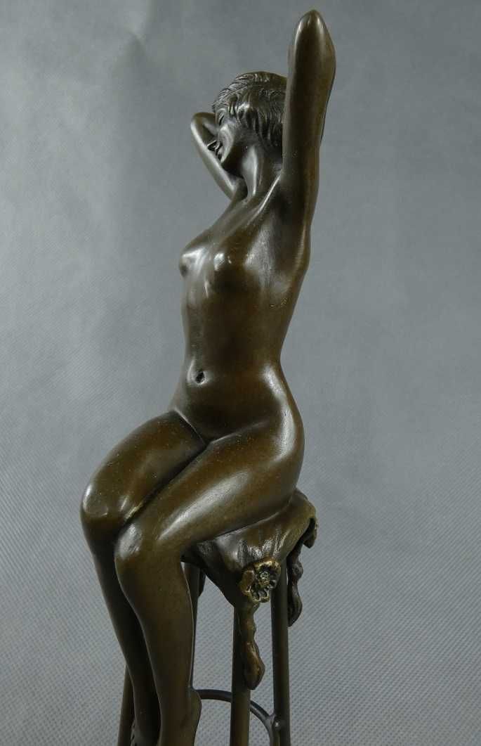 AKT Kobieta siedząca na krześle BRĄZ figura RZEŹBA 27 cm sygnatura