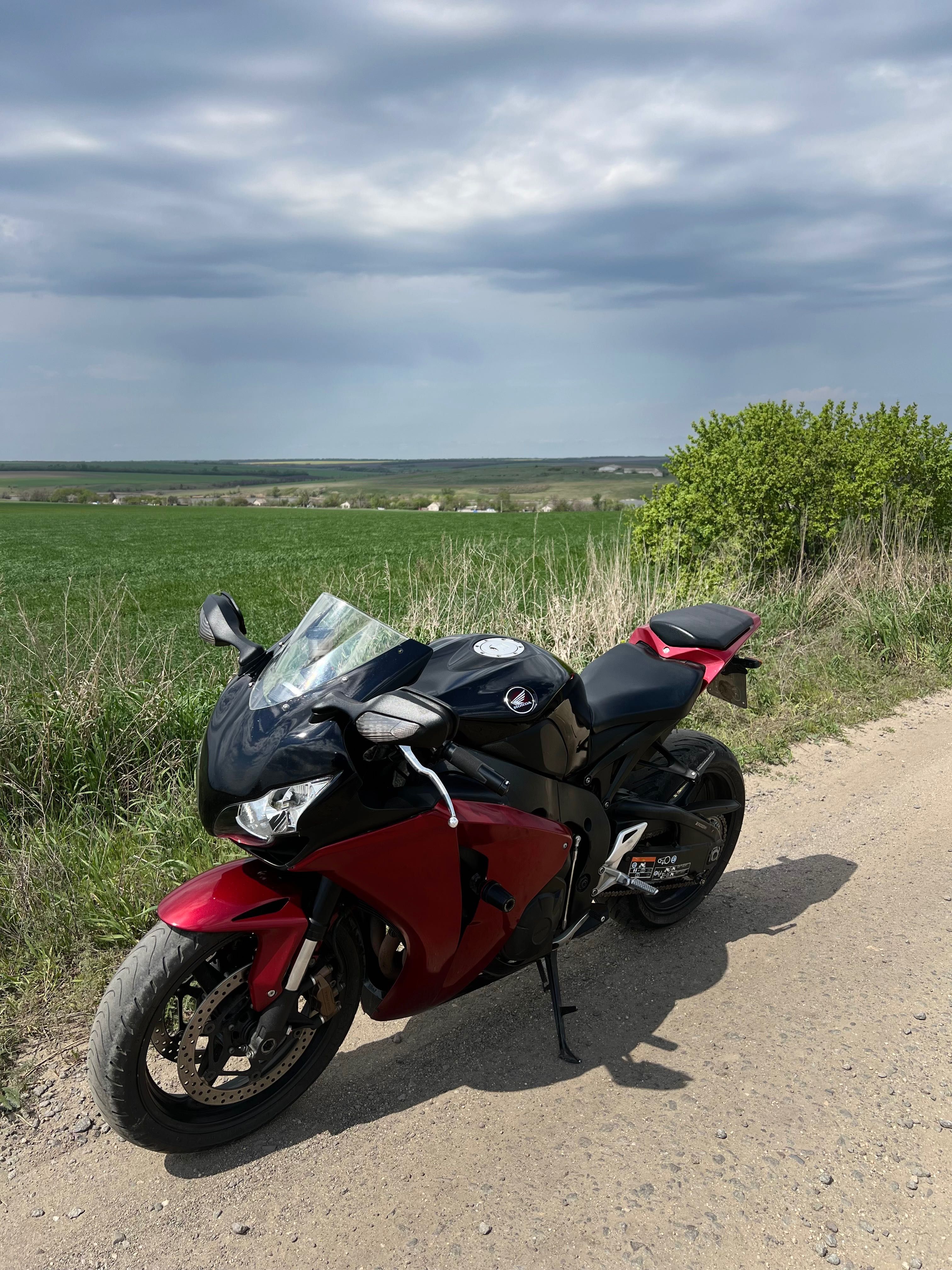 Продам мотоцикл хонда сбр1000рр